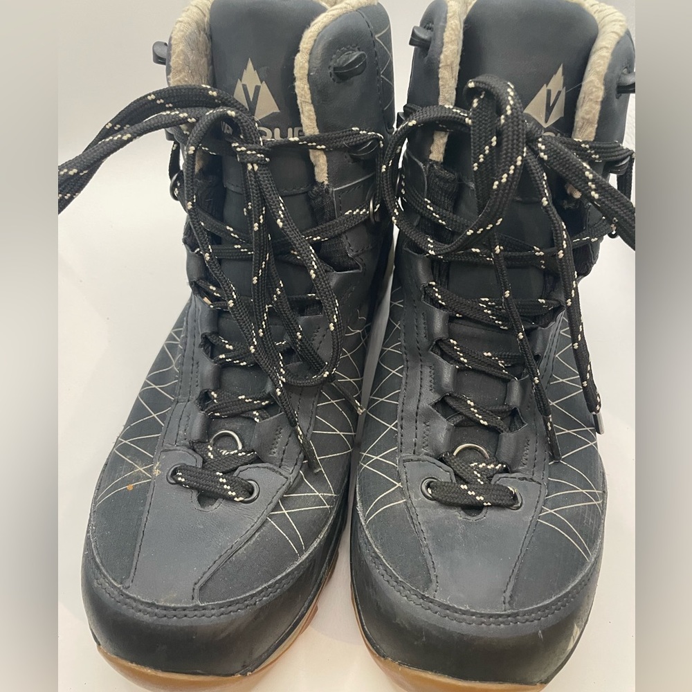 Vasque woman boots lined size 9.5 black